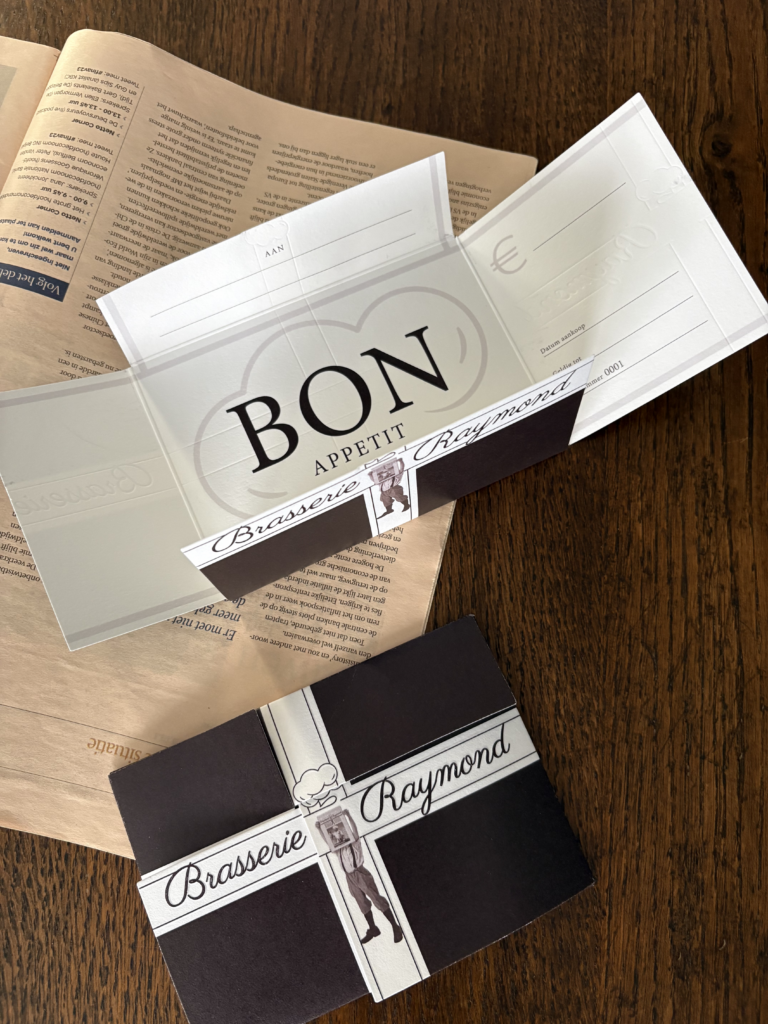 Moderne cadeaubonnen voor brasserie die toegevouwd kan worden door de uitgekapte vorm